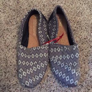 Women’s toms size 7